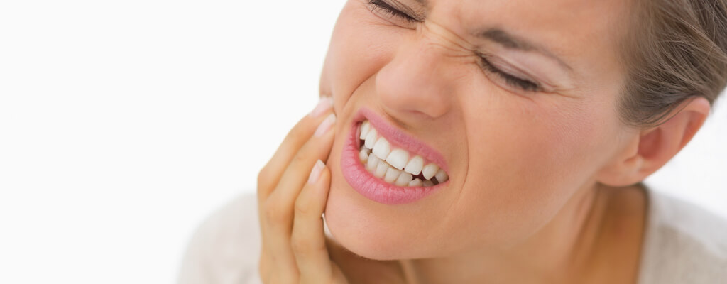 lay suffering from tooth ache